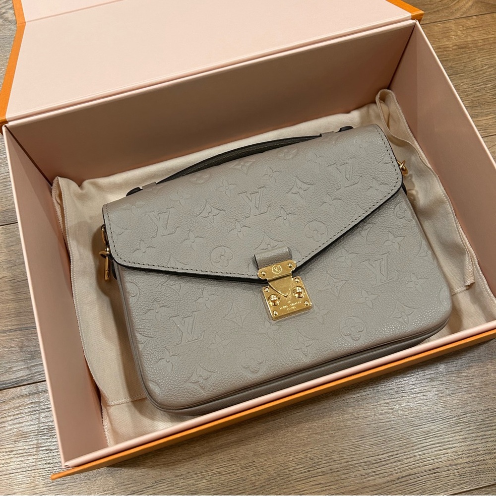 Louis Vuitton Pochette Metis handbag in turtle dove - Comes with box and dustbag - Picture 10 of 15